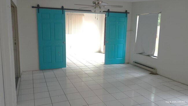 Building Photo - 3 bedrooms near the beach