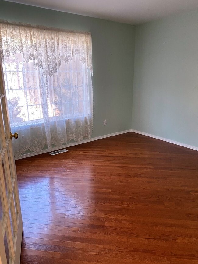 Building Photo - UNIQUE RAMBLER with views in Dockside at Kitsap Lake!