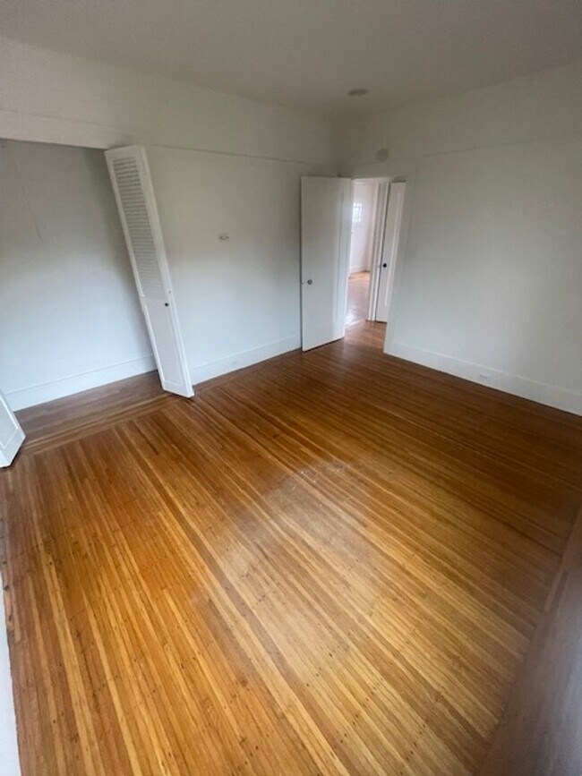 Building Photo - Great House in Oakland! 2 Beds, 1 Bath