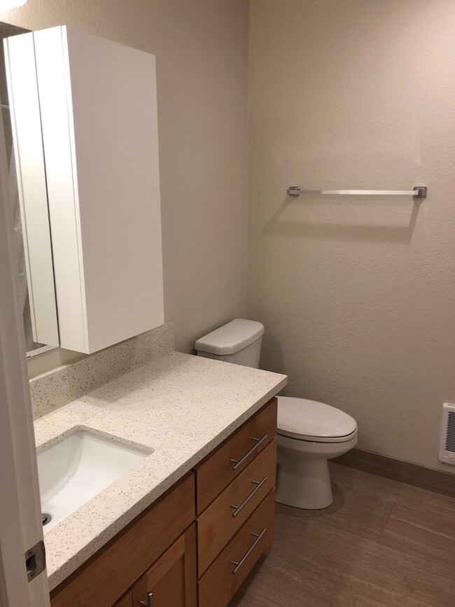 Building Photo - Clinton Abernathy Gorgeous Remodel 1br Har...