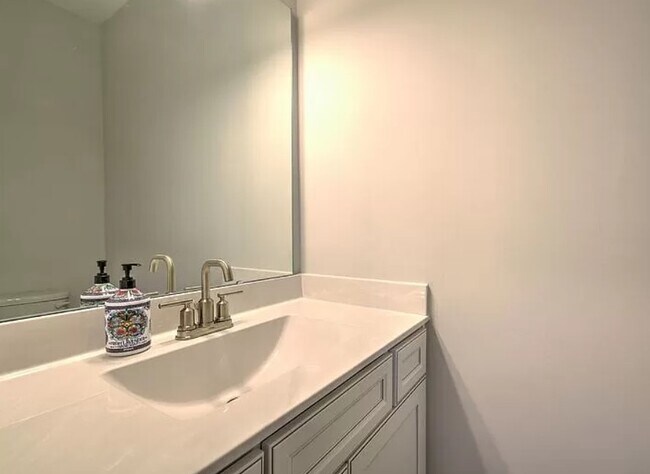 Building Photo - 515 Daisy Hill Ln