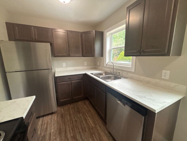 Building Photo - Cute, cottage in a prime location off of Oakland Ave, near Downtown and ETSU, 2 bed/1 bath for $1...