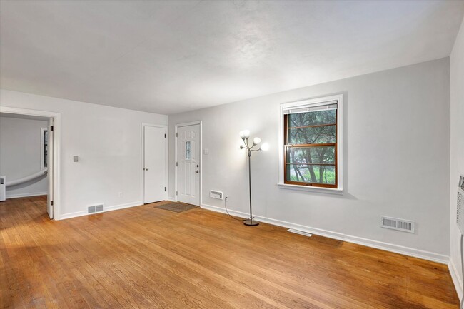 Building Photo - 2 BED / 1 BATH HOUSE NEAR CAMPUS W/ CHARMING CHARACTER