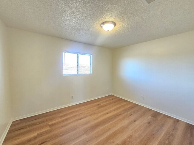 Building Photo - Beautifully remodeled 2 bedroom apartment