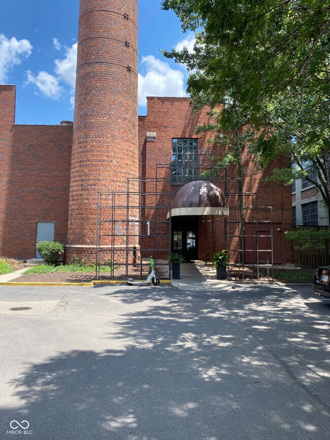 Building Photo - 611 N Park Ave
