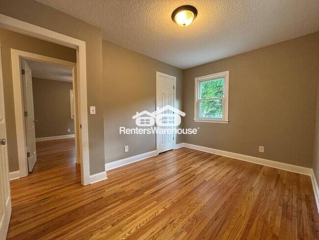 Building Photo - Available now - Beautifully Updated 4 Bedr...