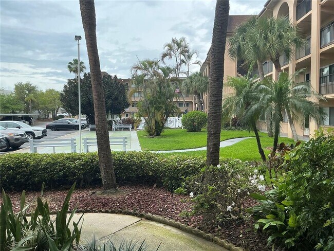 Building Photo - 2525 W Bay Dr