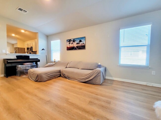 Building Photo - Spacious 4-Bedroom, 2-Bathroom Single Family Home in Austin!