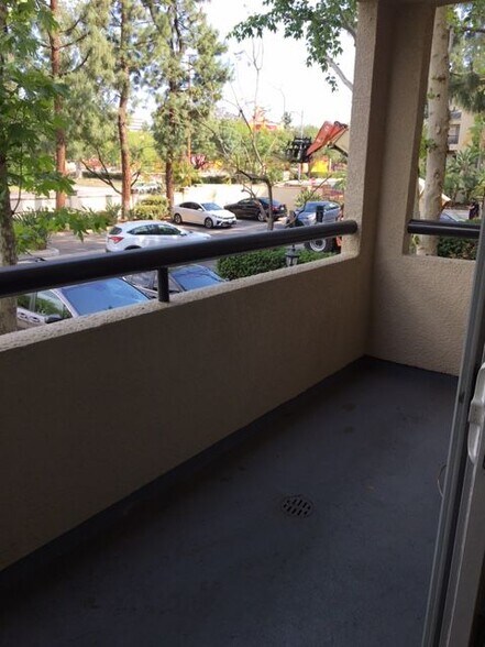 Building Photo - 5545 Canoga Ave