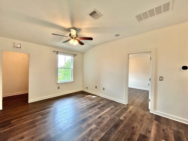 Building Photo - Gorgeous 3 Bed 2.5 Bath Single Family Home
