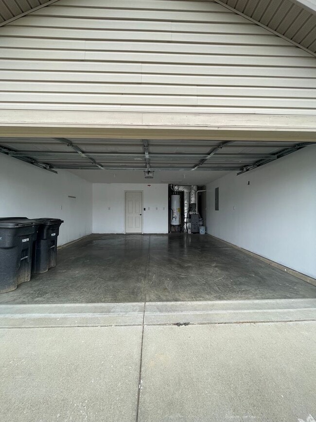 Building Photo - Single family home, with fenced in backyard!