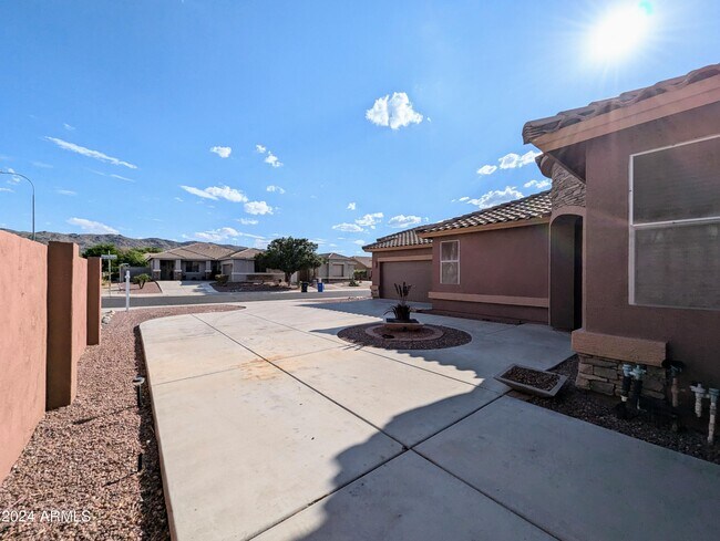 Building Photo - 1530 E Branham Ln