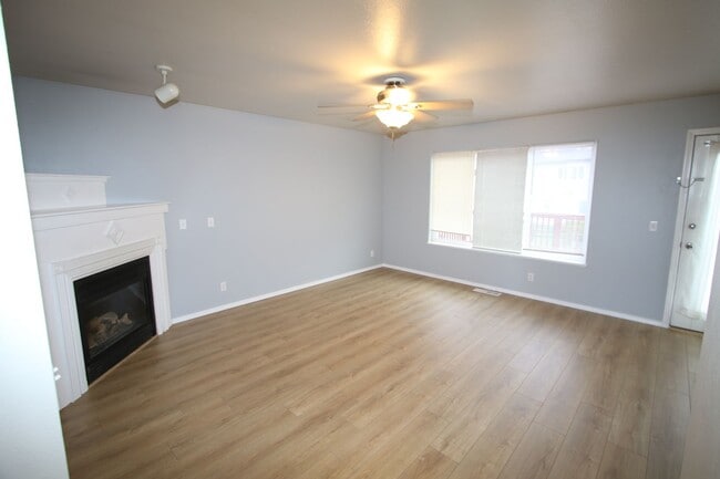Building Photo - 3 Bedroom Eagle River Townhouse!
