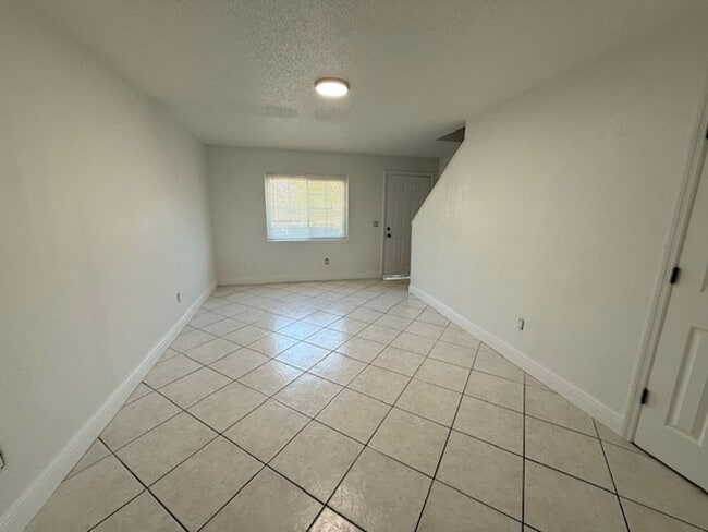Building Photo - 2/1.5 Winter Springs Townhome with screened patio