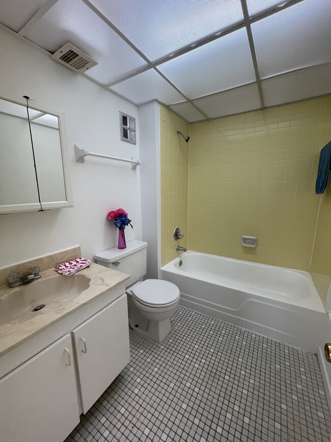 Building Photo - 8000 S Colony Cir