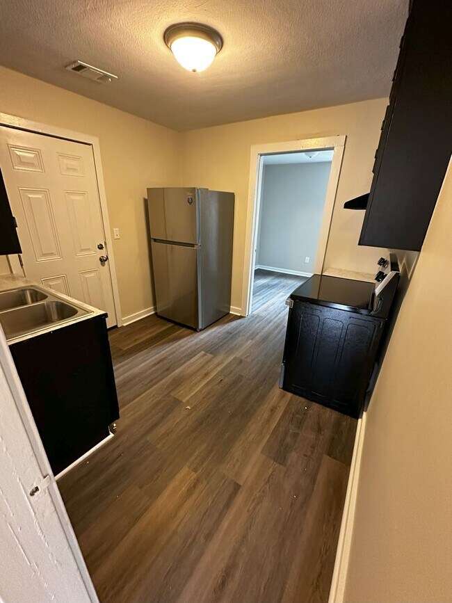 Building Photo - For Rent: Newly Remodeled 3 Bedroom / 1 Ba...