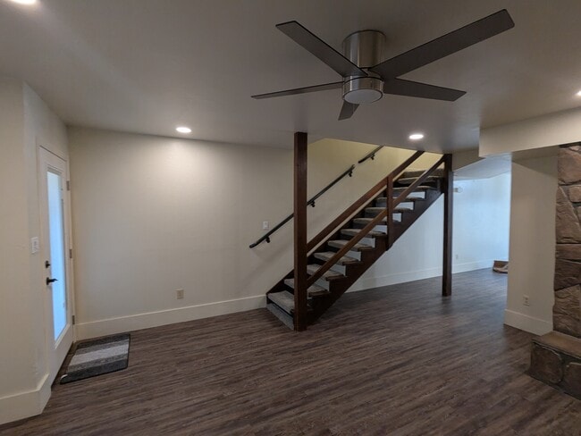 Building Photo - 562 Teal Ln