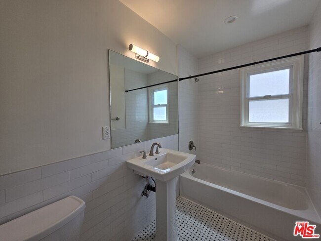 Building Photo - 102 Gaviota Ave