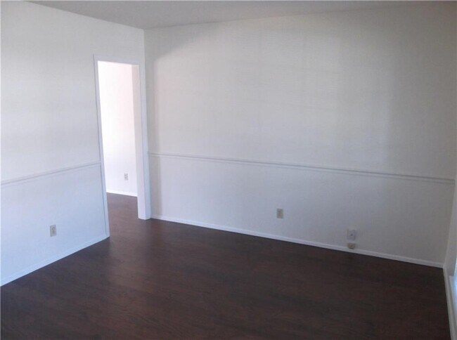 Building Photo - 2111 Falcon Hill Dr