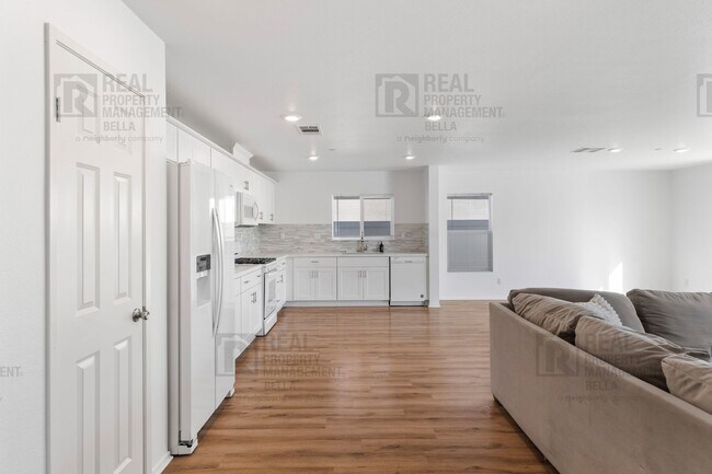 Building Photo - Spacious 4-Bed, 2-Bath Open-Concept Home i...