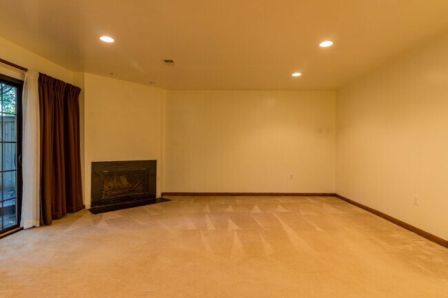 Building Photo - Beautiful 3 Bed 3.5 Bath Brick Interior To...