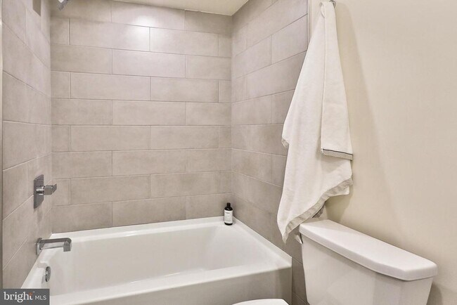 Building Photo - 1500 N Randolph St