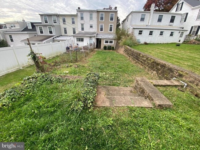 Building Photo - 238 E 6th Ave