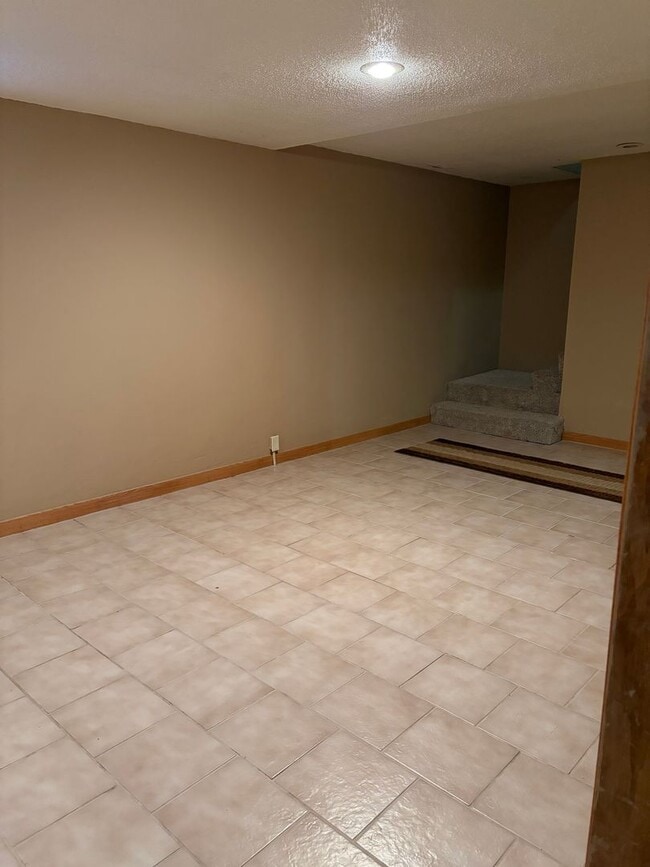 Building Photo - Beautiful Duplex Available Now