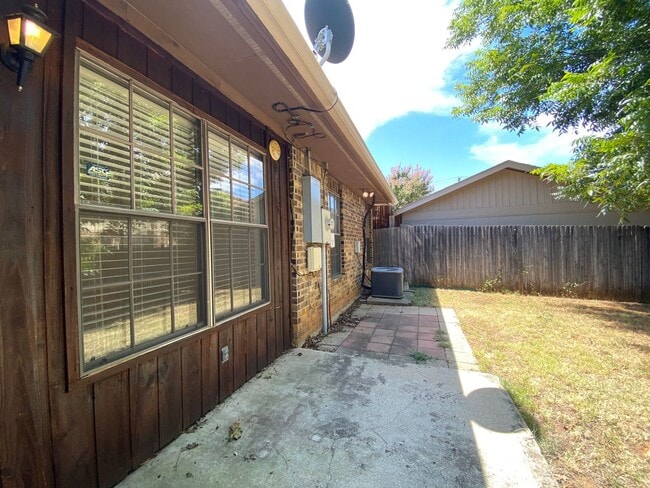 Building Photo - AVAILABLE NOW 2 BEDROOM 2 BATH TOWNHOME IN GRAPEVINE