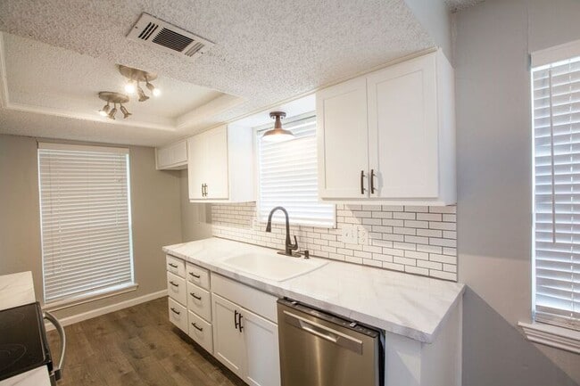 Building Photo - 1535 Rocky Point Dr