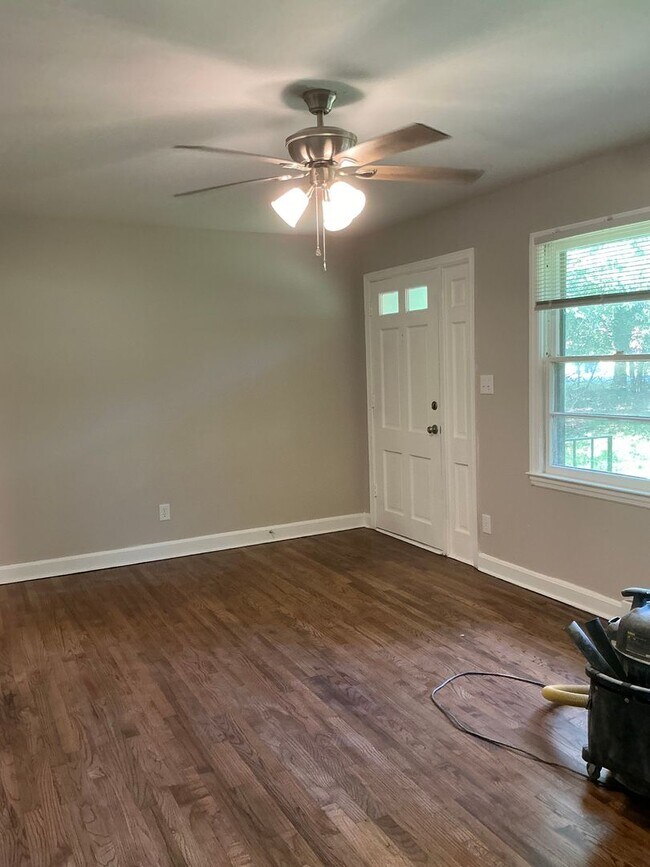 Building Photo - **COMING SOON! Beautiful Remodel In Progre...