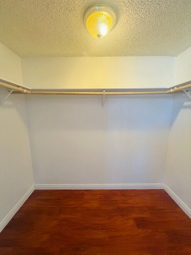 Building Photo - Super central 2 bedroom condo with tile & laminate flooring and in unit laundry! Home is very con...