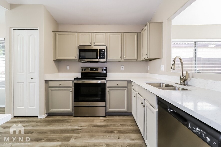 Building Photo - 2303 E Aire Libre Ave