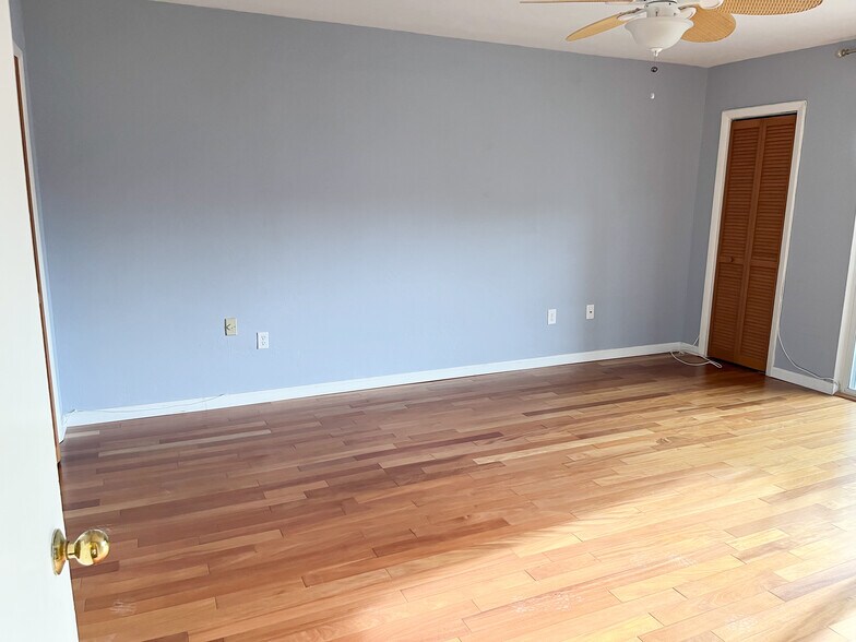 Building Photo - 9394 SW 77 Avenue