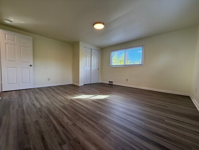 Building Photo - Newly updated 2BR house with yard, off str...