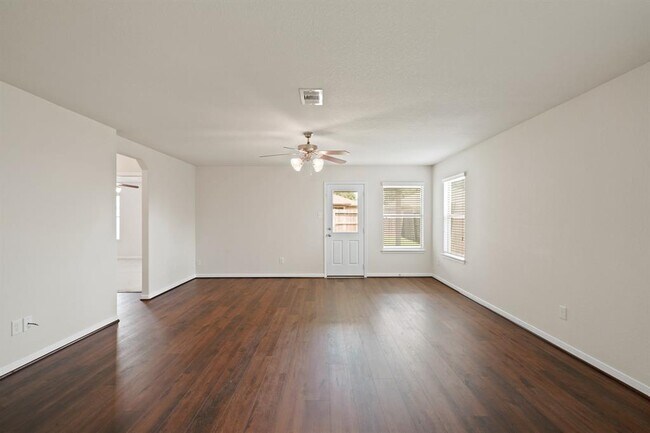 Building Photo - 1102 Honeysuckle Vine Dr
