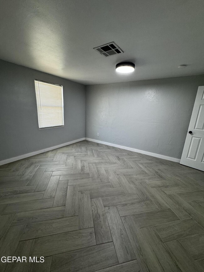 Building Photo - 10277 N Loop Dr