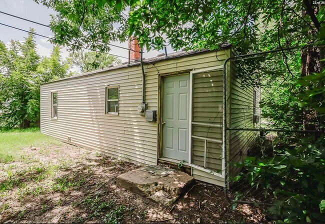 Building Photo - 1738 N Poplar Ave