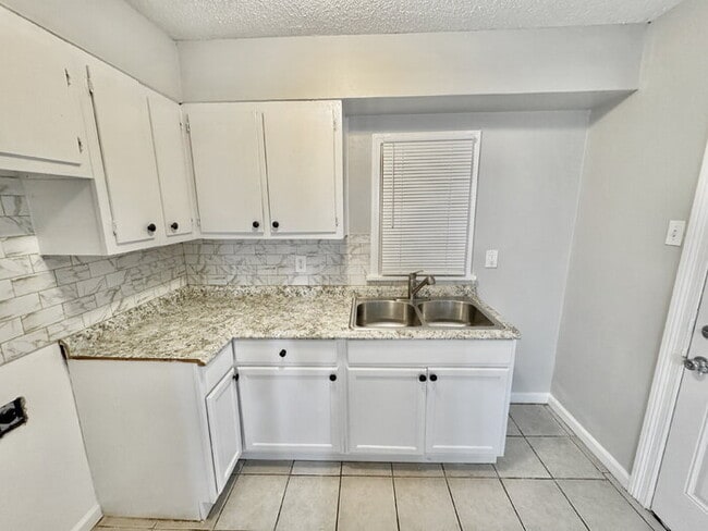 Building Photo - 1711 Coleen Rd