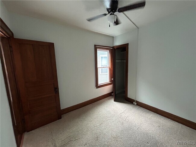 Building Photo - 411 Breckenridge St