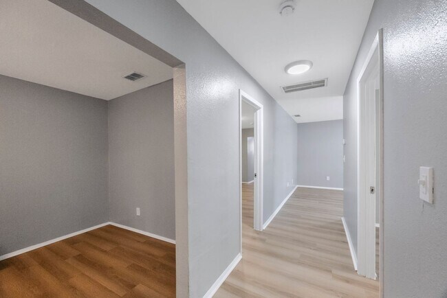 Building Photo - Cute 3bdrm/1bath House ** Section 8 OK ** ...