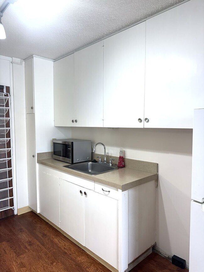 Building Photo - Rycroft Terrace - Upgraded Studio with Parking!