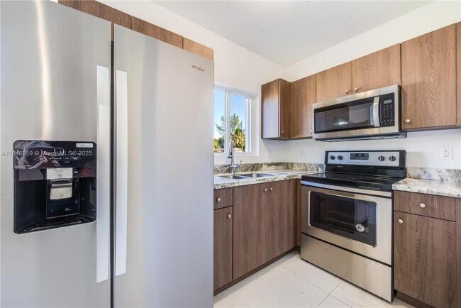 Building Photo - 3 bedroom in Miami FL 33142