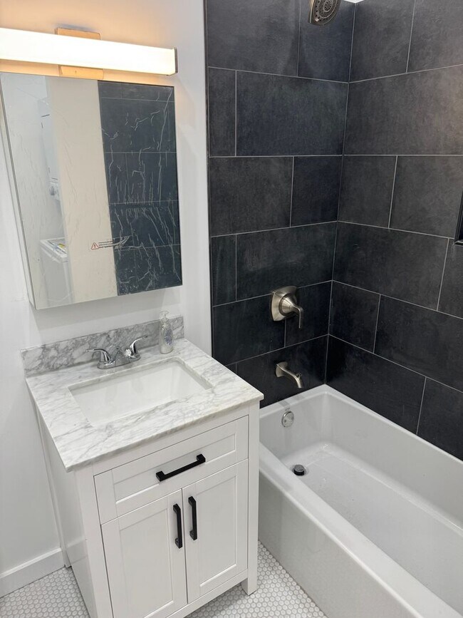 Building Photo - 1336 W Barry Ave