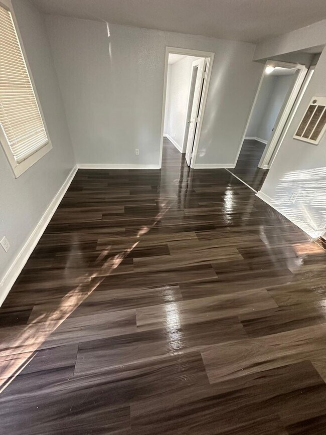 Building Photo - Fully Renovated 2/1 Single Family Available Now!