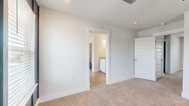 Building Photo - 5865 Danbury Blvd