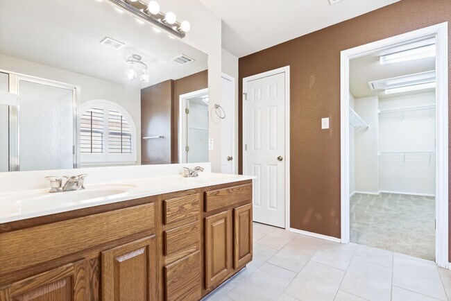 Building Photo - 4 Bedroom/2.5 Bath Wildhorse Subdivision