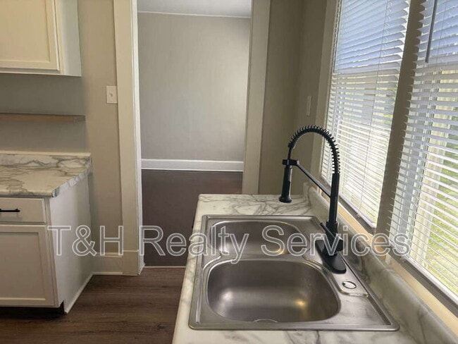 Building Photo - 3130 N Park Ave