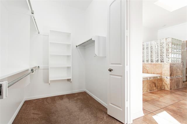 Building Photo - 2000 Le Mans Dr