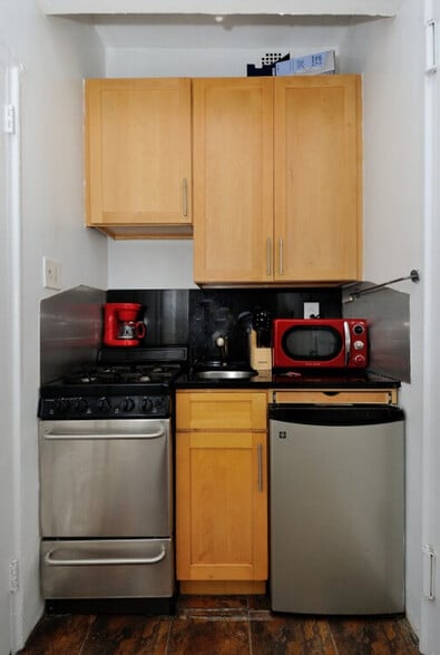 Building Photo - 126 E 39th St